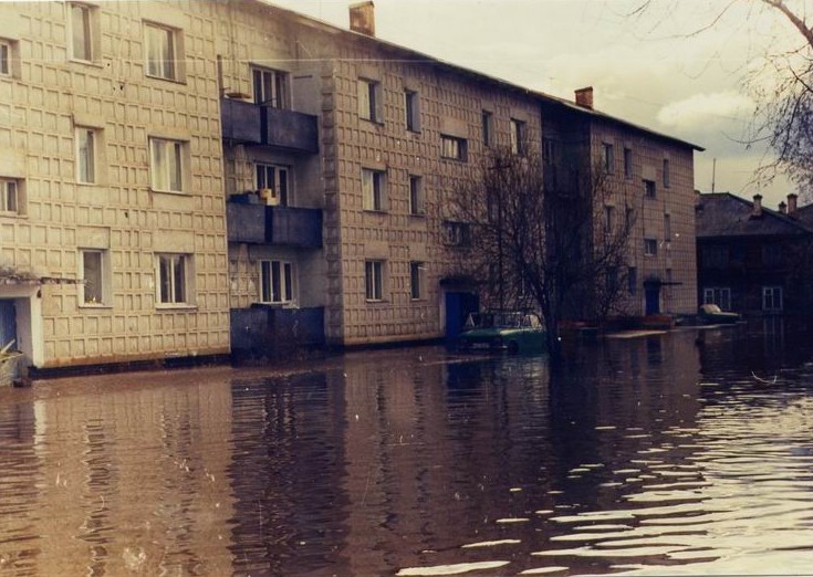 Дом киренск. Киренск потоп 2001. Наводнение в Киренске 2001 год. Наводнение Киренск. Киренск наводнение 2001 Мельничный.